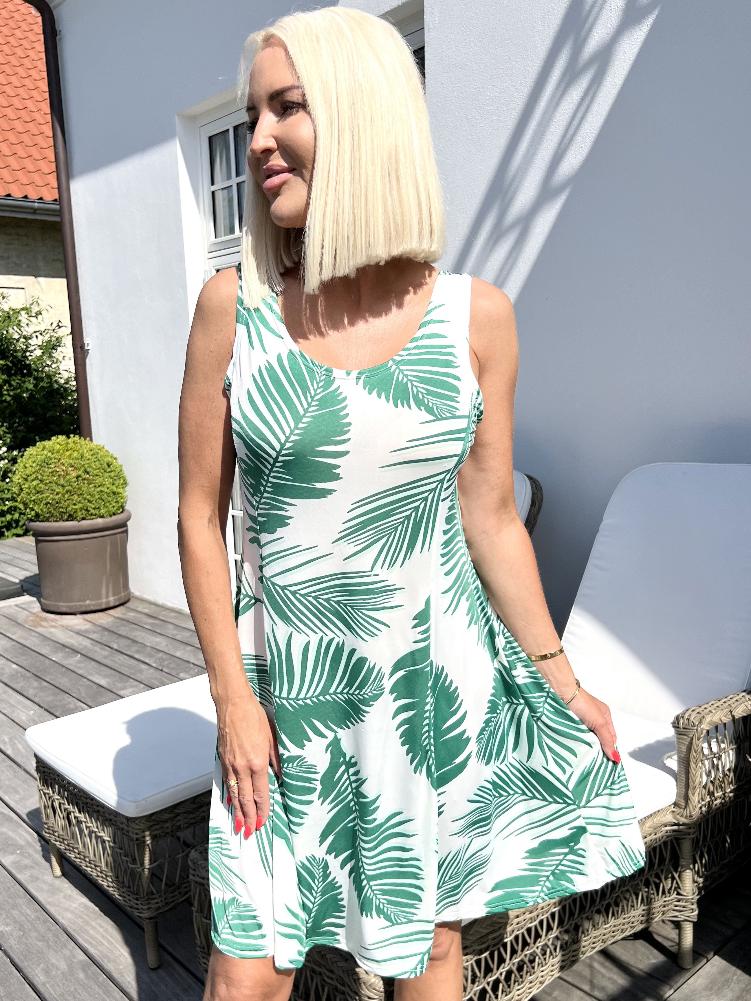 Maj Forest - Sød elastisk sommerkjole med bladmønster